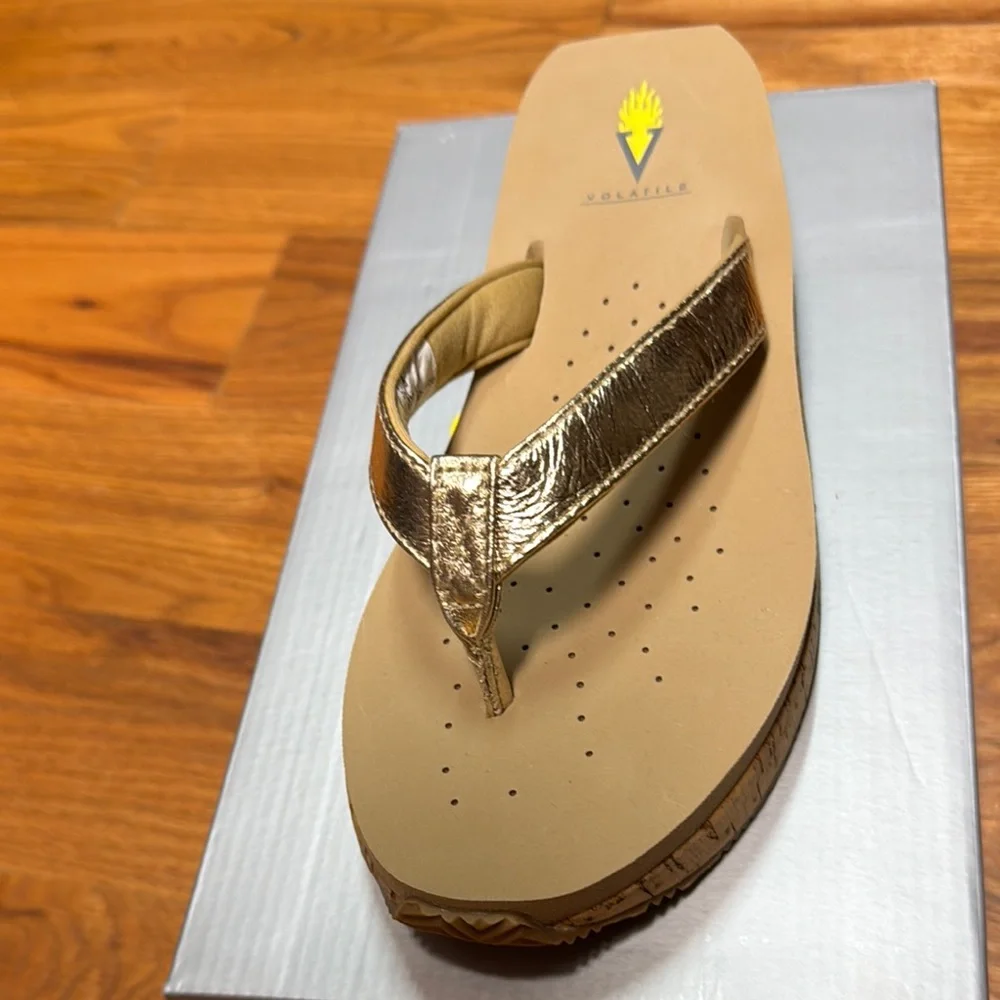 Volatile Neville Metallic Wedge - Picture 6 of 7